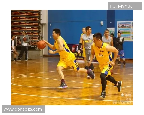 足球明星在海边的阳光下尽显风采与魅力的精彩瞬间 足球明星在海边的阳光下尽显风采与魅力的精彩瞬间